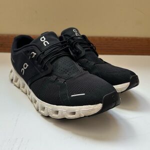 On Cloud 5 Running Shoes Women’s size 9 Black White Sneaker Athletic Casual